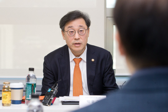 박윤규 과학기술정보통신부 제2차관이 서울 종로구 HJ비즈니스센터에서 열린 '통신시장 경쟁촉진 정책방안 TF 착수회의' 에서 통신시장의 경쟁촉진 방안 등을 논의하고 있다. 과기정통부 제공